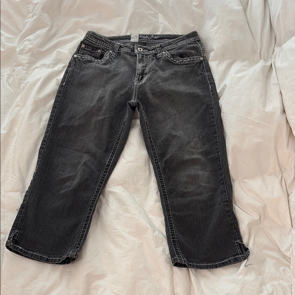 Washed black capri jeans